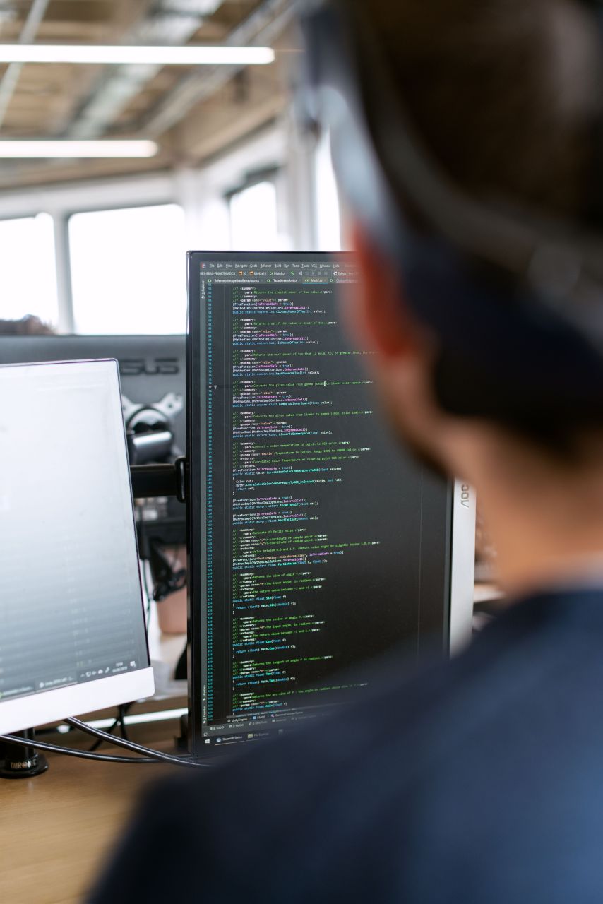 Profissional trabalhando em desenvolvimento de software.